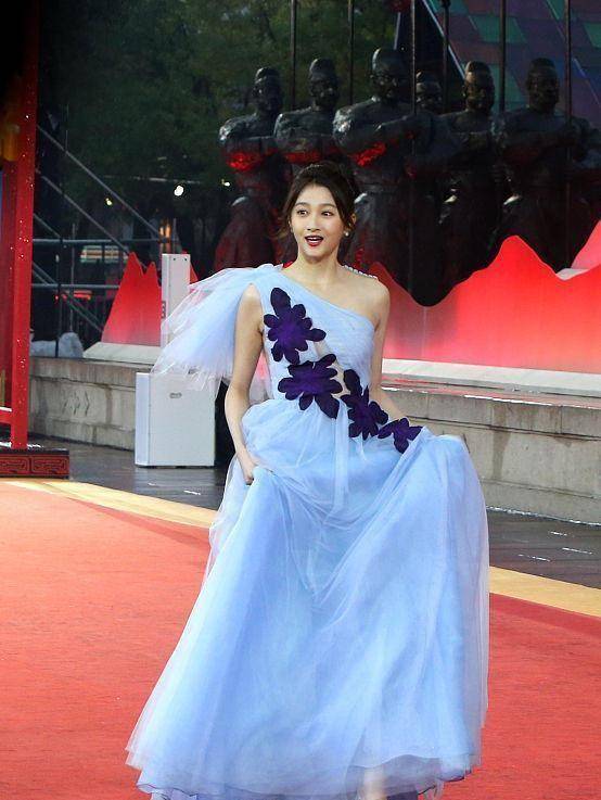 Buu 我真搞不懂，身高172体重90斤的关晓彤，为啥穿衣服这么显壮