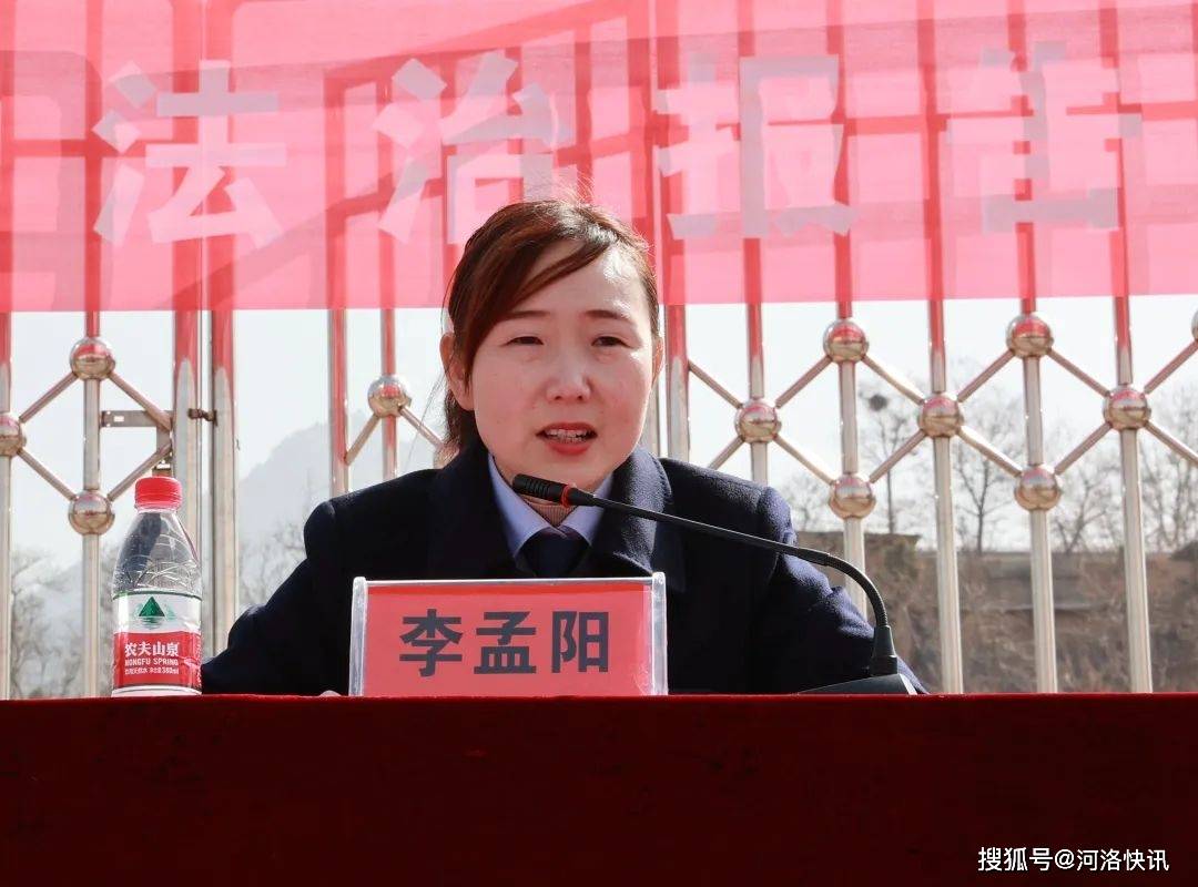 法治报告会结束后,王青华副镇长,李孟阳主任,何晓辉所长等人与豫灵镇