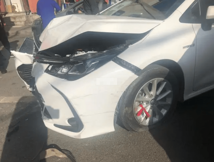 广东的刘先生开着卡罗拉在路上行驶时与一辆自行车发生了碰撞,本来李