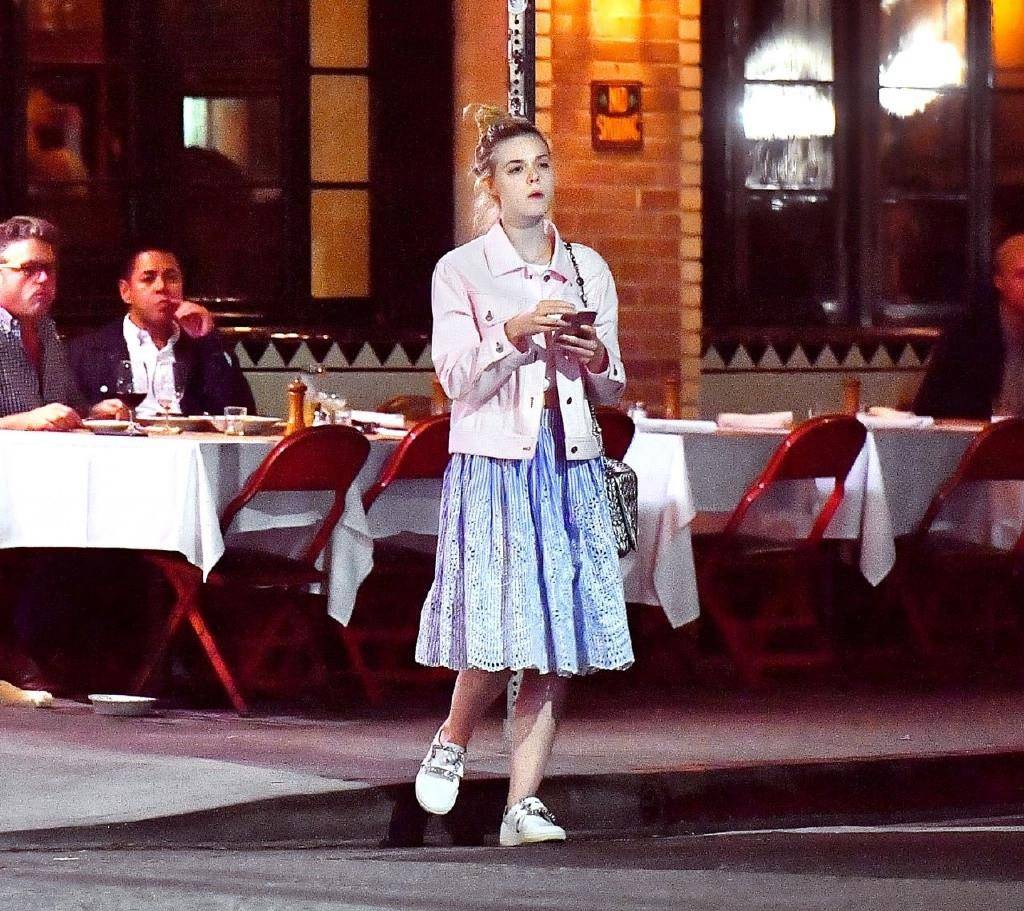 设计 24岁关晓彤同框23岁范宁，同是“国民闺女”，关晓彤的脸太争气