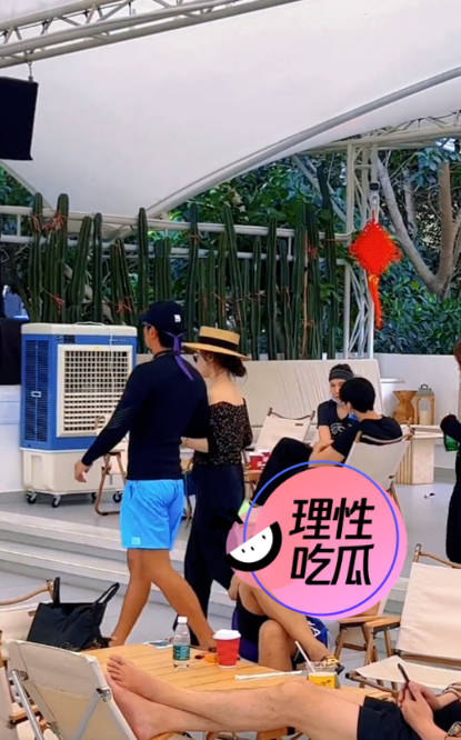 霍思燕回三亚酒店被拍,生图下体型仍圆润,全程黏着杜江像小女生_穿着