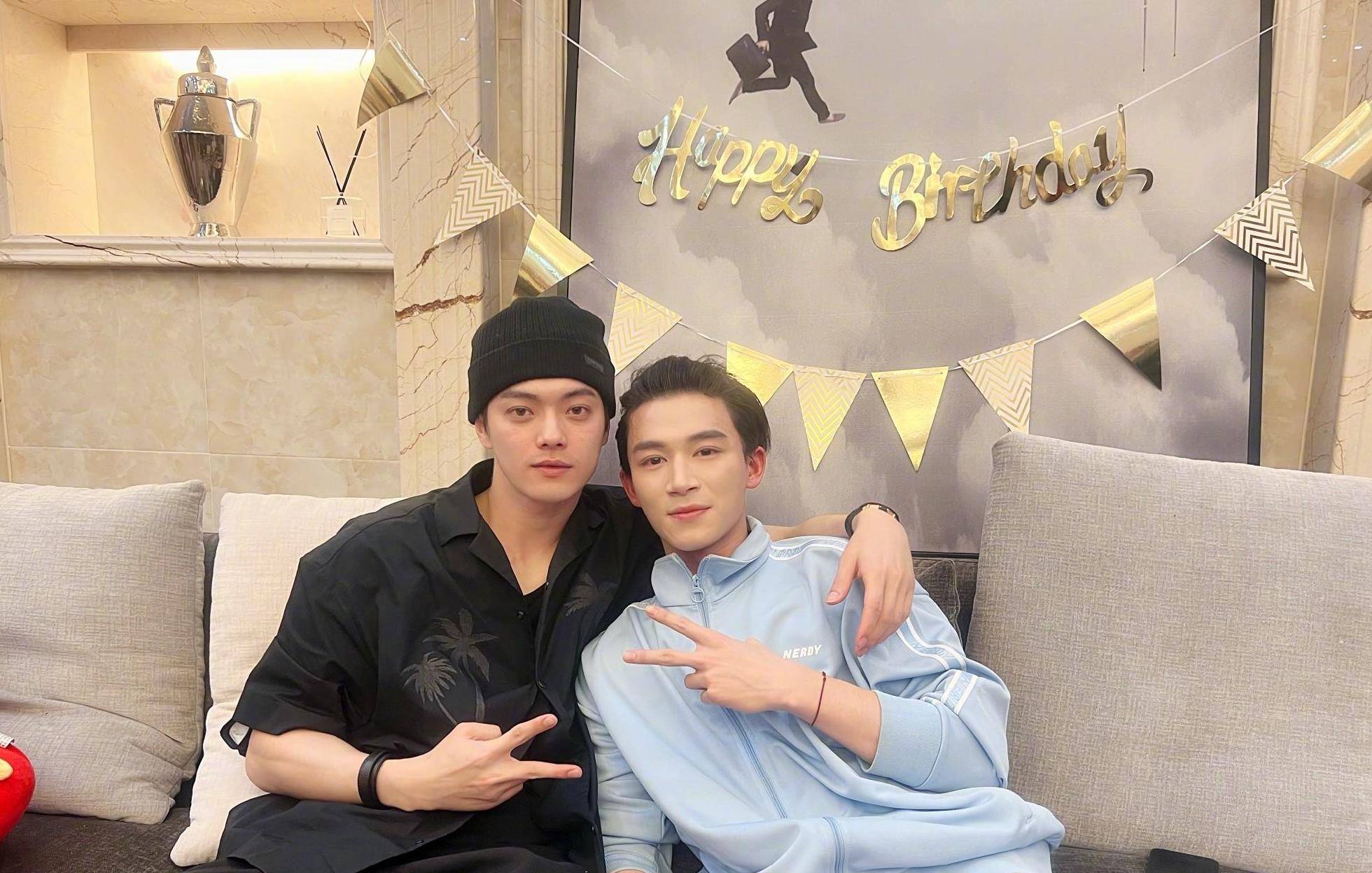 于正为两大爱将庆生许凯黑色小背心抢镜王星越满眼红血丝