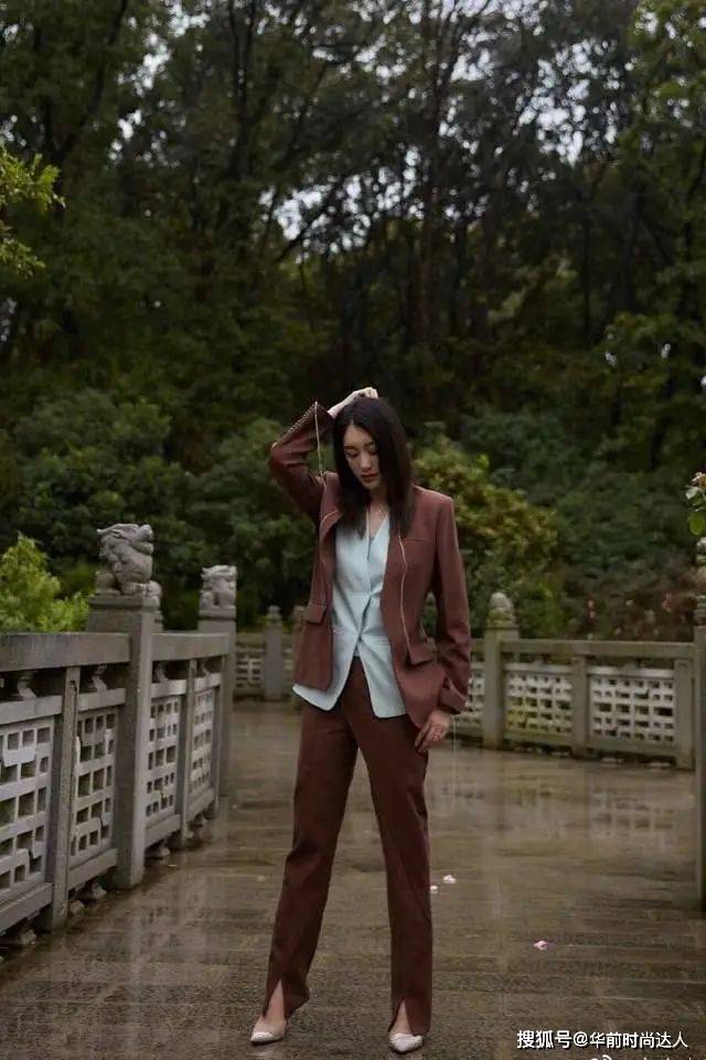 亮点 今年这条“瘦瘦裤”火了，跟风衣、西装都很合拍，时髦有气质
