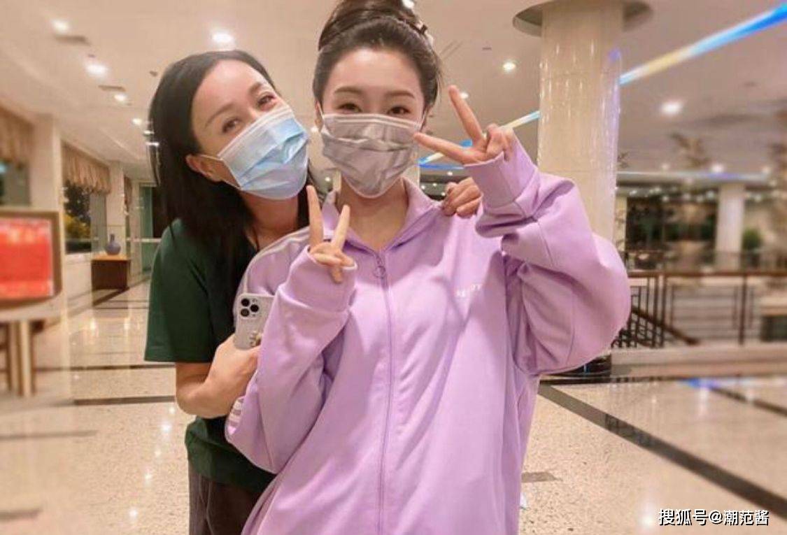 整体 那英还是适合气质型穿搭，和小25岁新生女星同框状态丝毫不输