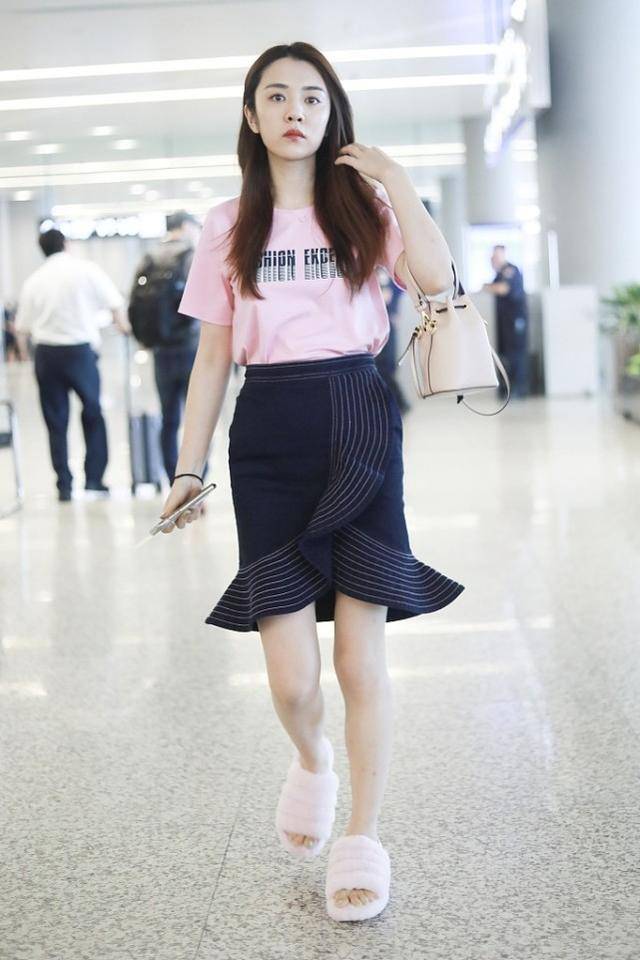 服装 王晓晨真挺有自己的味道,穿着白色波点裙出门,还挺复古的