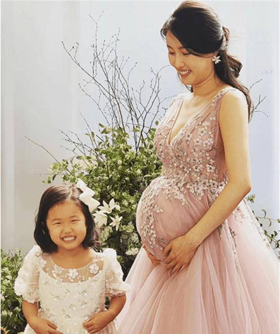 原创知名男星官宣二胎得子小11岁妻子颜值高曾与金喜善传绯闻