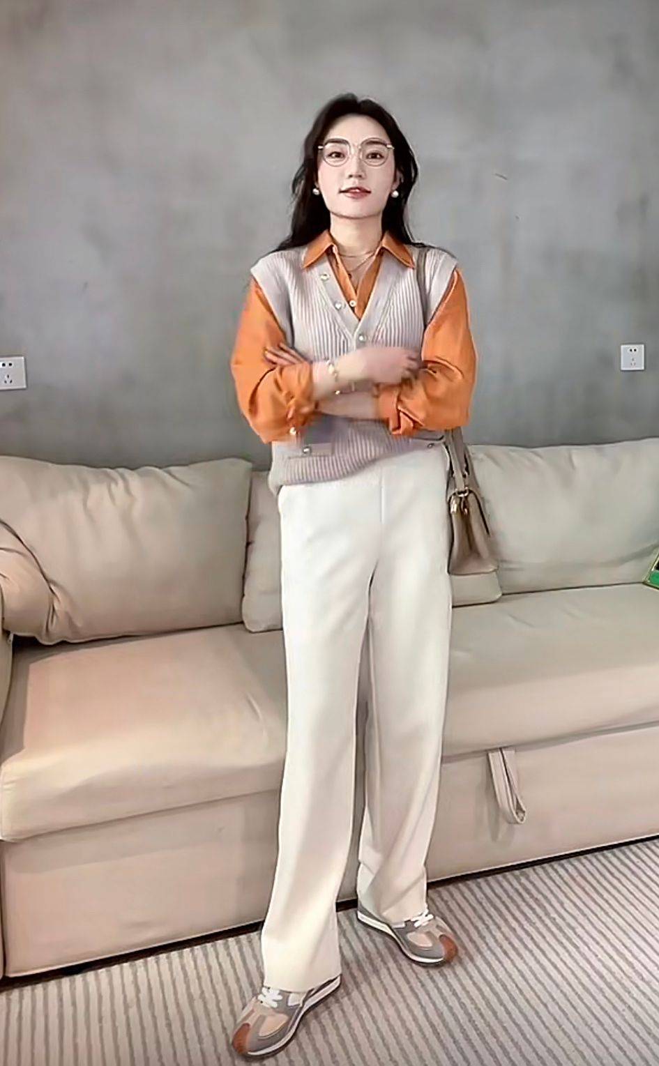 示范 中年女人想把衬衫穿高级?38岁博主亲身示范,6个小技巧一学就会