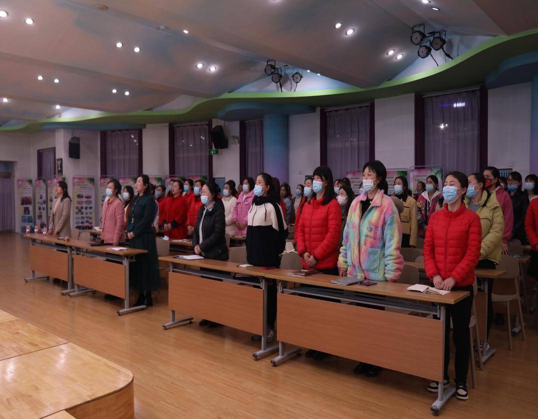 濮阳市第二实验幼儿园开展春风送暖入人心纪念雷锋见行动主题教育