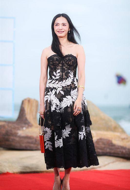 个性 姚晨的抹胸长裙真有个性,从头到尾都有纽扣,高开叉显得身材很好