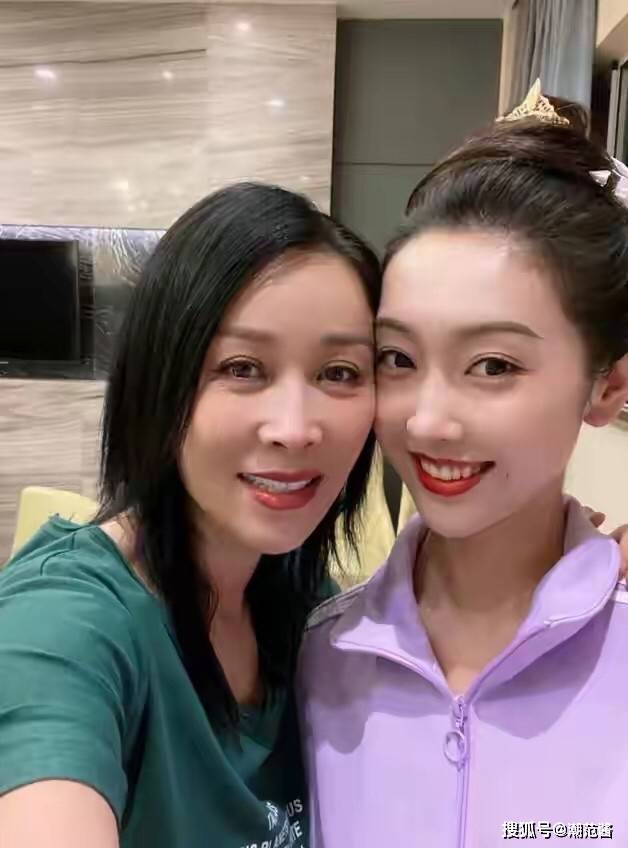 整体 那英还是适合气质型穿搭，和小25岁新生女星同框状态丝毫不输