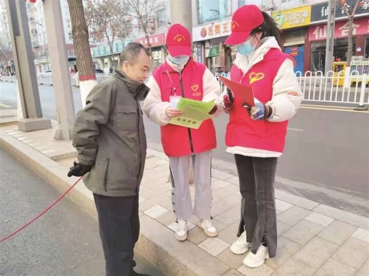 图"户外劳动者爱心驿站"的志愿者们为环卫工人提供服务图②巾帼志愿