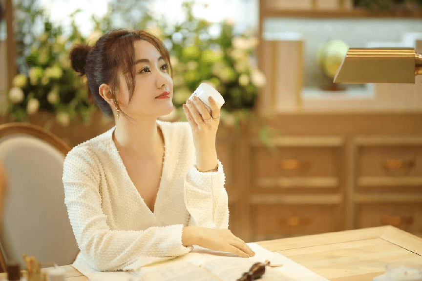 服装 杨蓉的美外国人看了也喜欢，与外国老头牵手拍照，穿得像清纯仙子