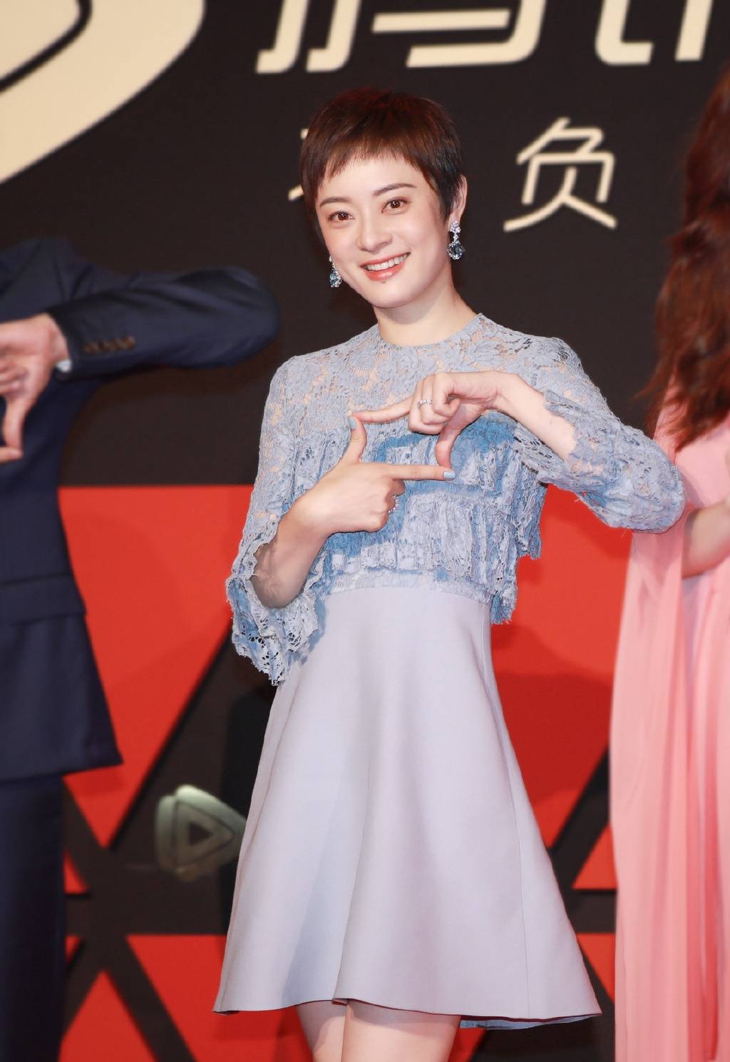 发型孙俪的头发不能再短了,剪成狗啃刘海也很美,穿上白裙气质更清新