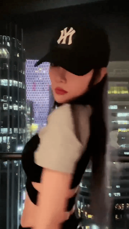 李小璐李小璐秀曼妙舞姿优雅自信，撩人马甲线抢镜，柔顺长发已及腰
