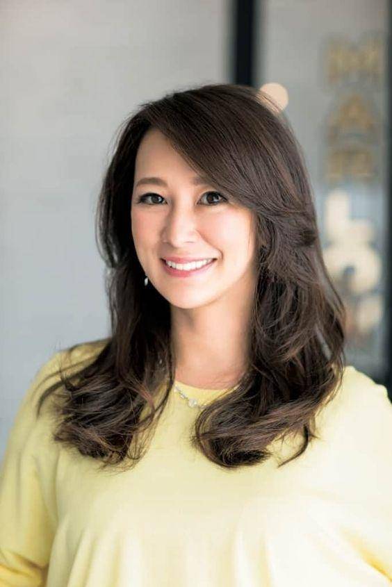卷发50岁后，建议你放弃黑长直和泡面头，瞧这些短发更洋气显精神
