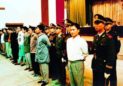 麻阳县的张治成,带领团伙成员作恶的猖狂程度丝毫不"逊色"于帮匪"前辈