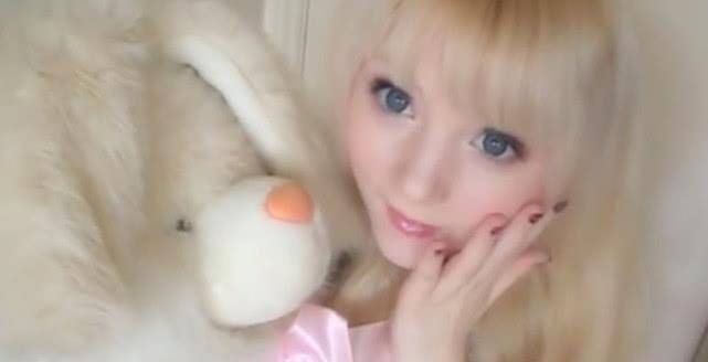 女神世界上“最白”的女孩:15岁的她,在网络上成千万粉丝的女神!