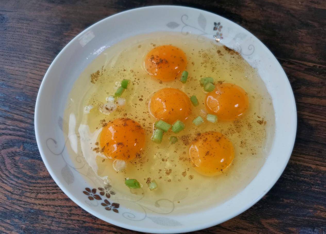 食谱|夏季懒人食谱，鸡蛋不用搅，不用炒，简单蒸一蒸，比荷包蛋强百倍_盘子