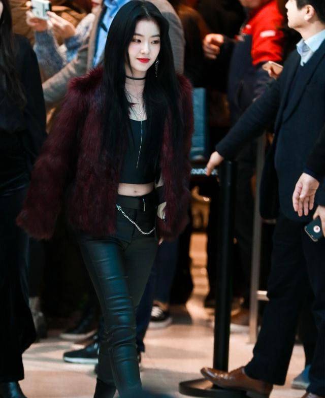 韩国女神裴珠泫,大胆穿紧身皮裤,小个子帅起来不得了!_黑色_造型_气质