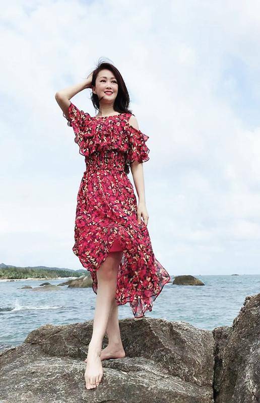 梁小冰 “蝴蝶女神”梁小冰不显老，穿条纹连衣裙好美，老公陪护超温馨