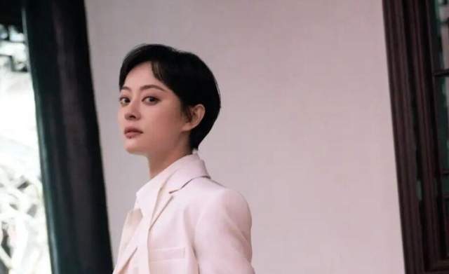 方脸别再追求“瓜子脸”了，这几位明星告诉你，方脸也能美丽大气