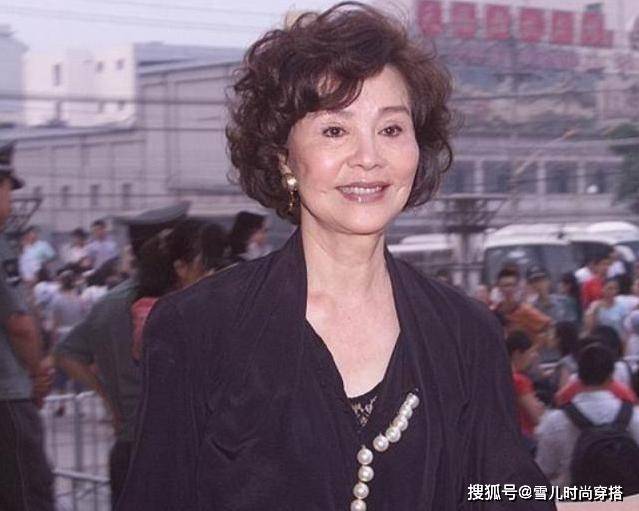 76岁归亚蕾直面衰老,小黑裙配奶奶发型不扮嫩,优雅老去让人羡慕_黑色