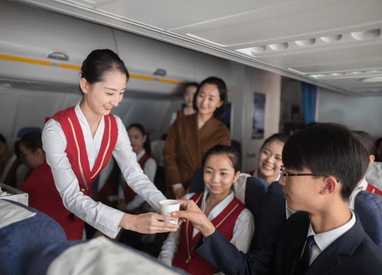 坐飞机需要服务,怎样称呼空姐呢?了解一下,免得双方都尴尬_美女_旅客_