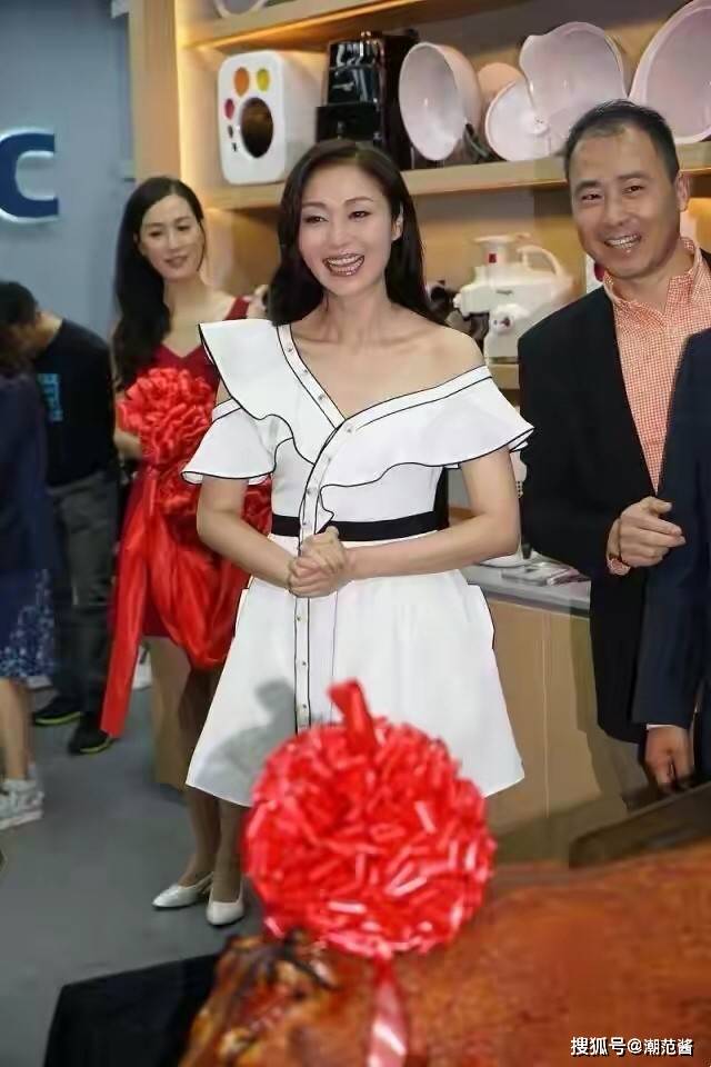 个性 50岁的万绮雯生图也依旧美艳，穿搭白裙高雅又大方