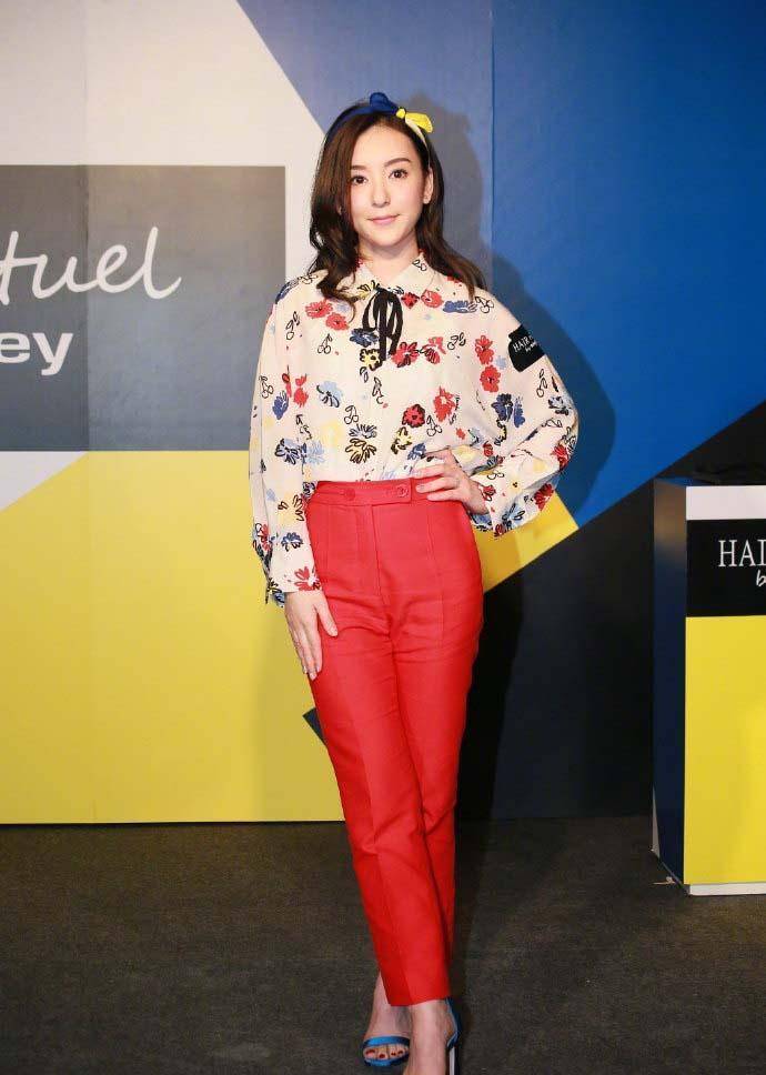 活动 郭富城携妻逛街，小22岁方媛终于不穿阔太装，一袭法式长裙更优雅