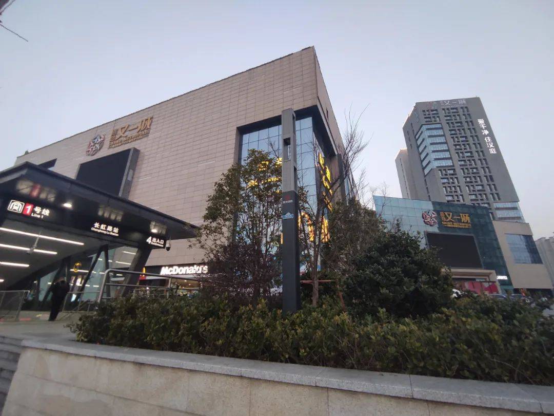 2|贰见识了路劲又一城的繁华,在网购与疫情的时代下,真的是令人叹为