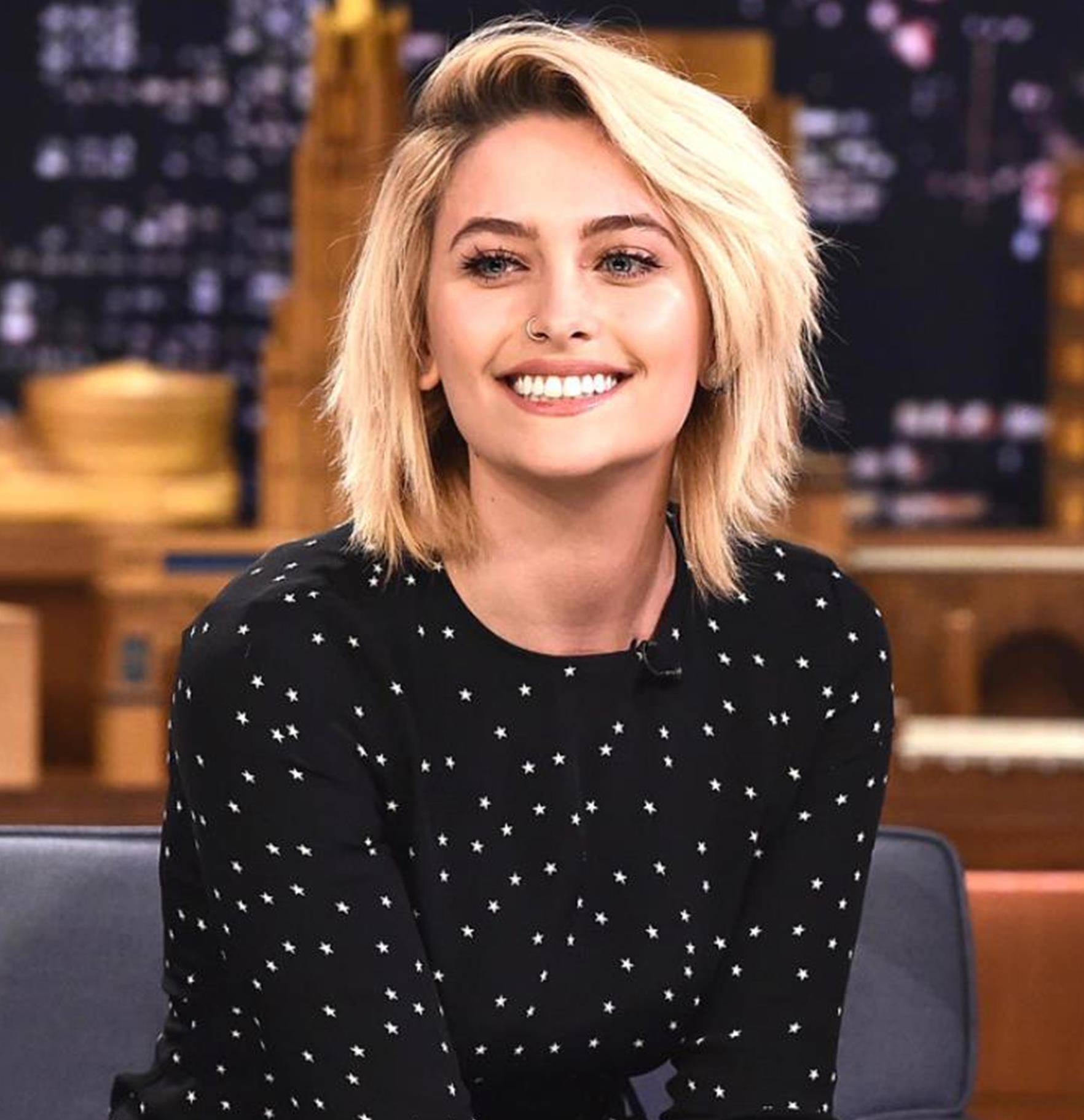 迈克尔杰克逊的女儿帕丽斯杰克逊在巴黎时装周展示的风格