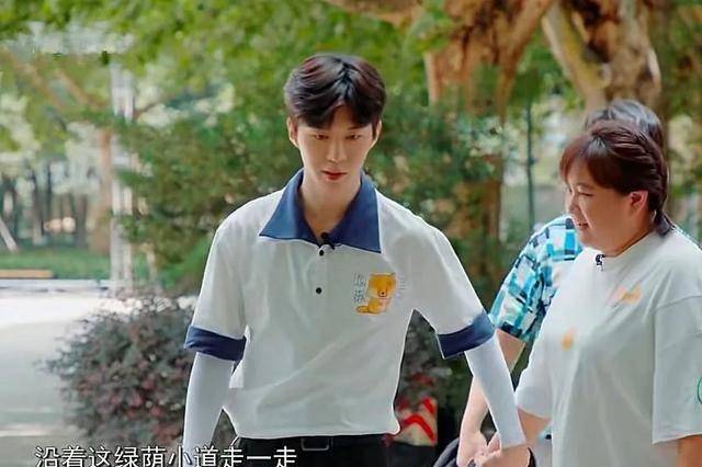 原创范丞丞初见贾玲vs熟了之后上演吃醋牵手这对姐弟我嗑到了