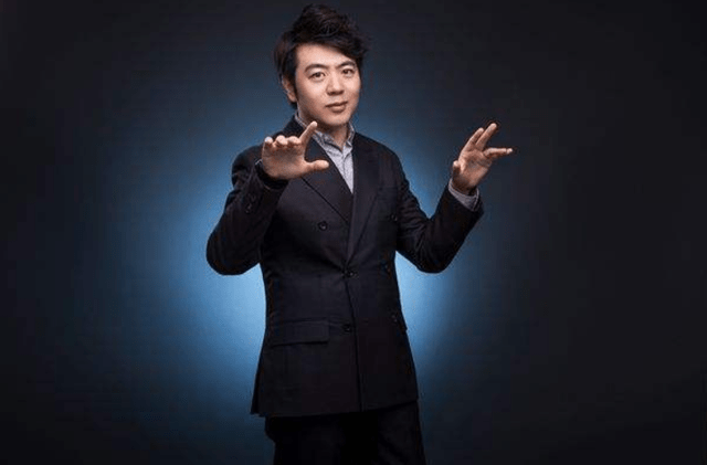 郎朗晒儿子照片,小家伙鼻梁看着比吉娜还高,皮肤自带美颜特效!