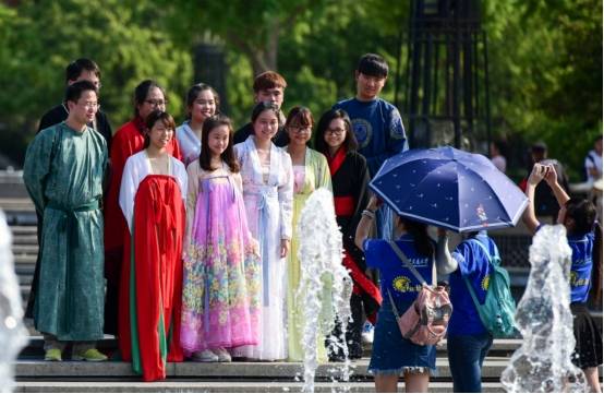 校服 汉服之风逐渐盛行，众人呼吁将汉服作为校服，资深校长果断拒绝