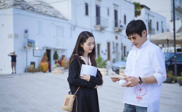 美女与野兽|葵花夫妇甜蜜旅行，35岁郭碧婷穿学院裙美出初恋感，向佐难得清新