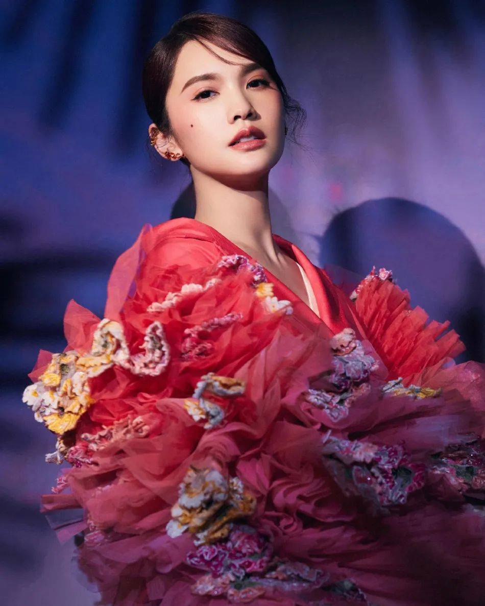 双袖杨丞琳穿着桃红蓬蓬袖长裙超靓！肤白貌美魅力不可小觑