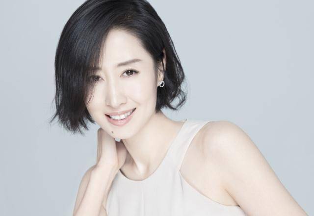 发型剪掉长发后，短发的减龄效果太好了，长脸型女生参考一下