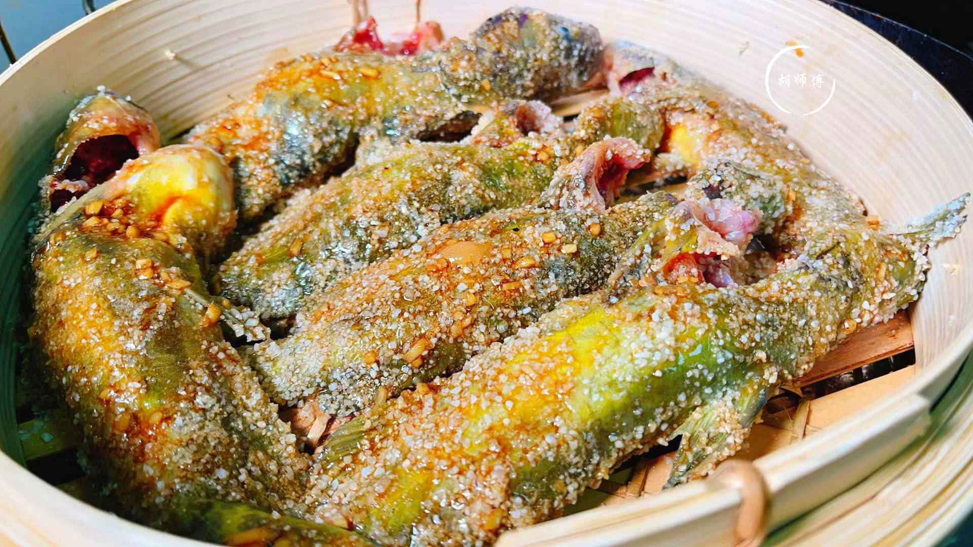 将腌制好的黄骨鱼全部放入到大米粉中滚一圈,然后把黄骨鱼放入到蒸锅