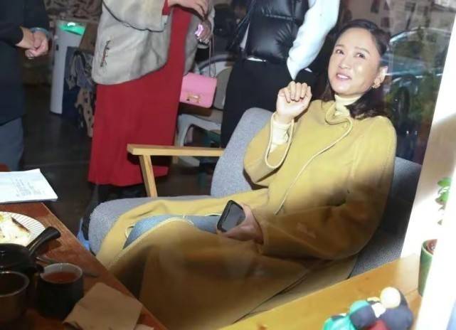 卷发 陈乔恩变阔太参加男友画展!罕见装扮一回,烫卷发优雅到骨子里