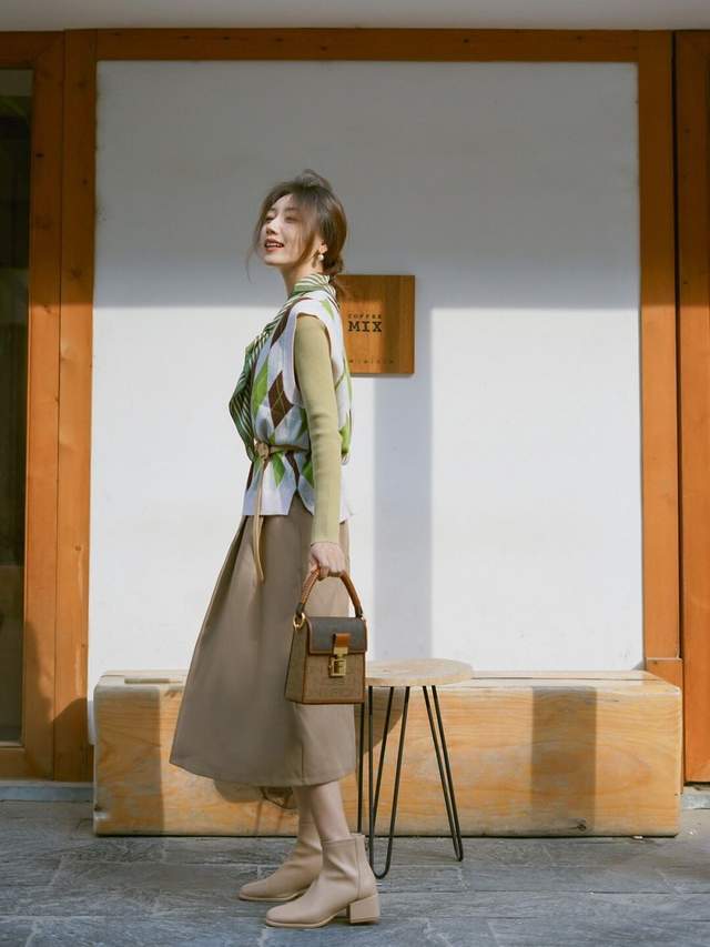 颜色 早春通勤穿搭,背心搭配针织衫简约时髦,提升气质又减龄