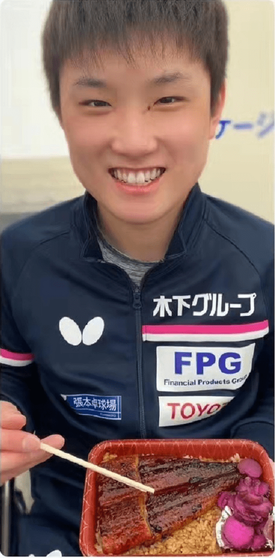 笑容|张本智和吃着鳗鱼饭，笑容灿烂！19岁的华裔天才，赢球后脱衣庆祝