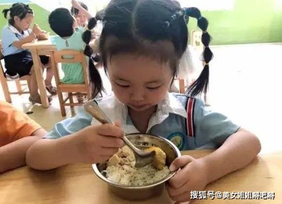 午餐|幼儿园家长晒“平价”午餐，却遭到其他家长怒怼：养不起就别生
