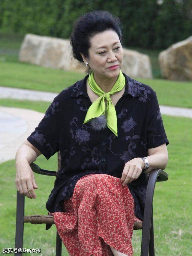 王丽云越老越有气质格子衬衫配阔腿裤优雅得体64岁活得真实