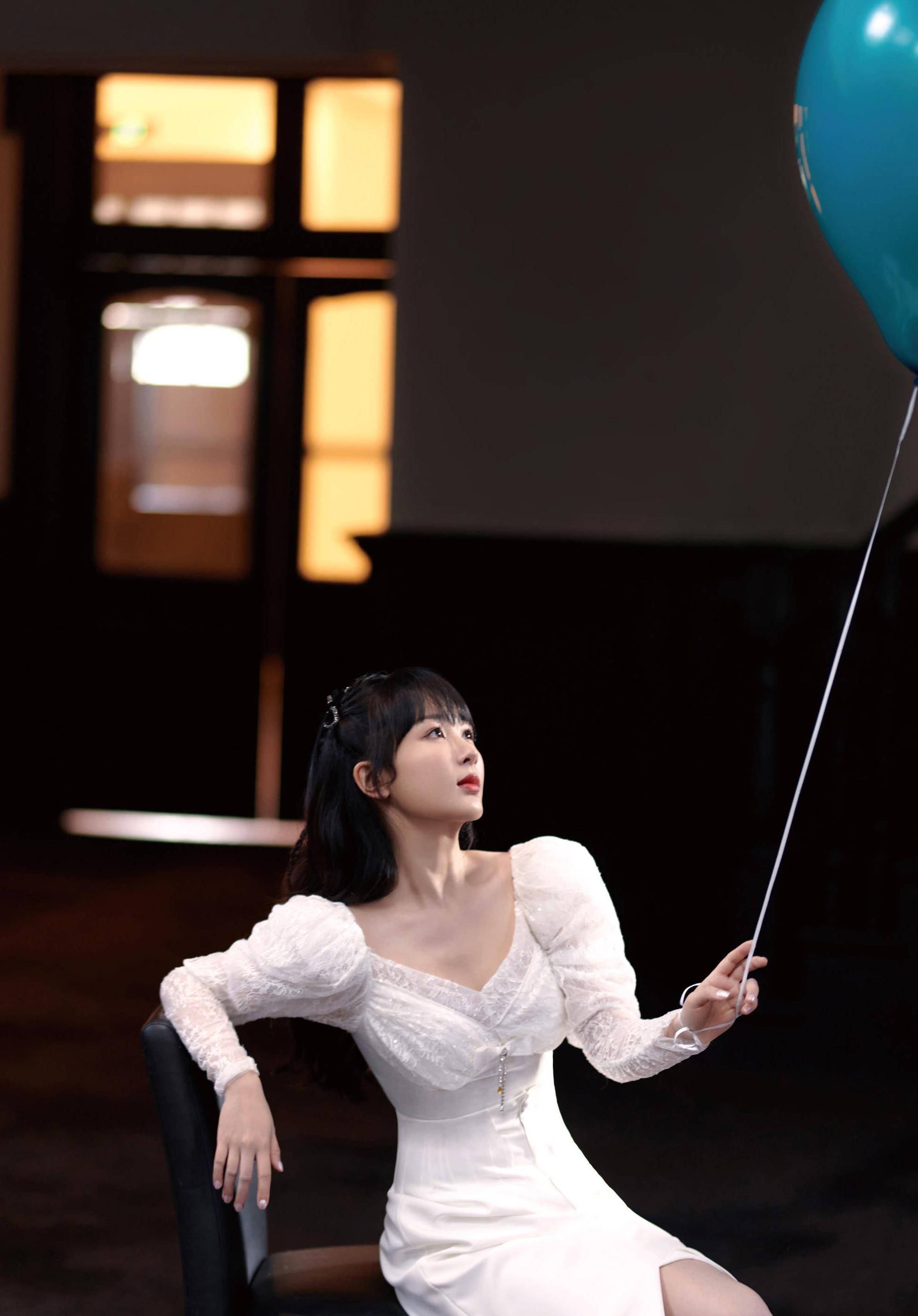 杨紫10万人直播间称进组露肩白纱裙曝身材不愧是小猴紫