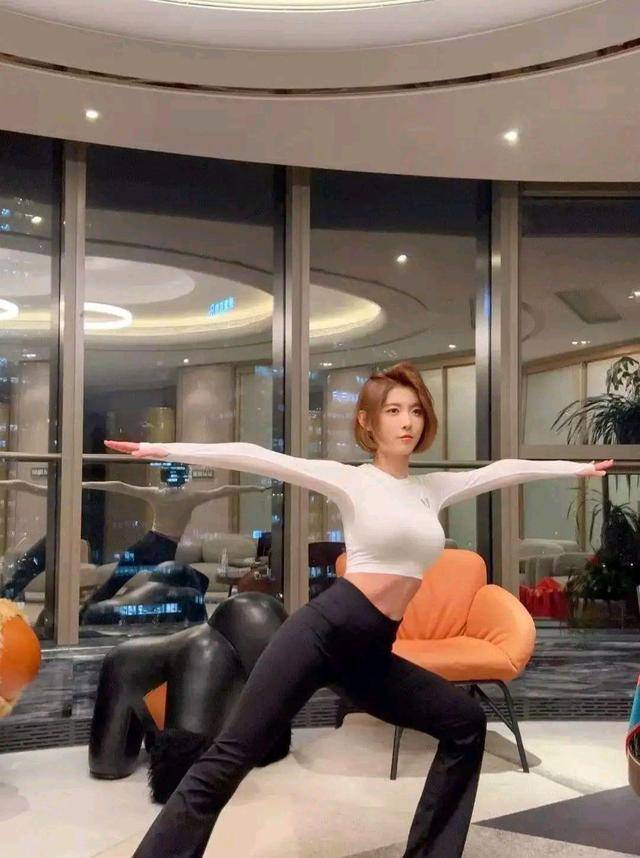 聂小雨凭借身材颜值走红,如今深陷不雅视频风波,但人气依旧不减_于谦