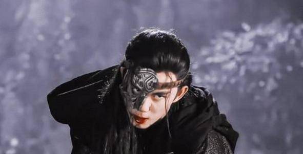 成功《长歌行》定妆照，迪丽热巴过度磨皮不如素颜，吴磊妆容太吃亏