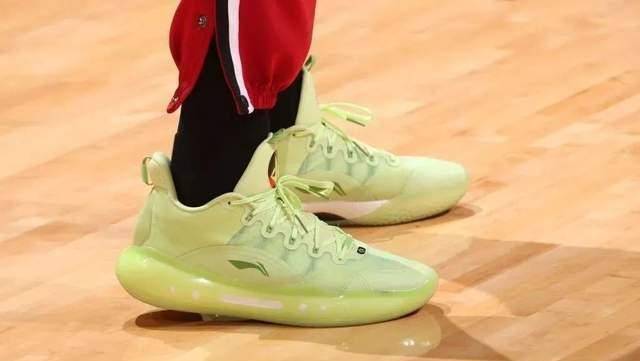 约基奇NBA球员上脚：戈登361度战靴很酷，约基奇把婚戒绑在鞋带上