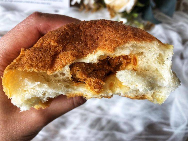 面包|家人迷上了这个早餐包，松软的外皮包裹着浓香的馅料，太美味了