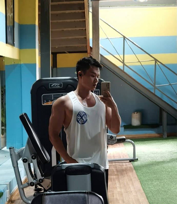 原创手臂粗壮给力腹肌棱角分明健身宛如整形师让他实现完美蜕变