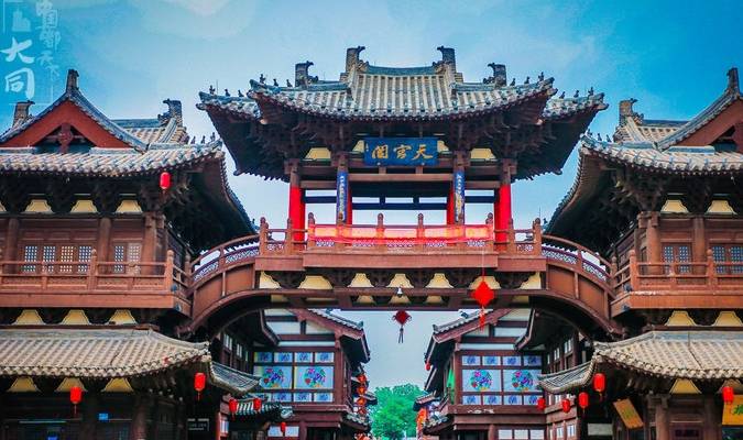 在广场上有一条仿古街,各色的店铺鳞次栉比,在看完华严寺之后,可以在